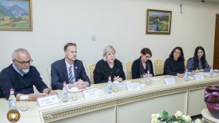 Председатель Следственного комитета РА Аргишти Кярамян представил комиссару СЕ по правам человека обстоятельства этнической чистки, осуществленной Азербайджаном (фото)